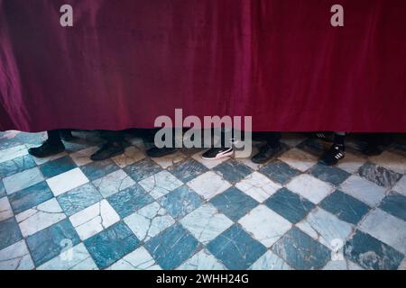 Jerez de la Frontera, Spanien - 10. Februar 2024: Costaleros unter dem Pass während der heiligen Woche in jerez de la frontera in andalusien, Spanien mit anderen Stockfoto