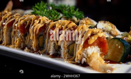 Ein köstliches, sautiges und mit Gemüse bedecktes Sushi-Brötchen Stockfoto