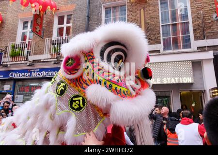 London, Großbritannien. Februar 2024. Chinesisches Neujahr: Jahr des Drachen. Lunar Silvester Löwentanz in Chinatown. Quelle: Matthew Chattle/Alamy Live News Stockfoto