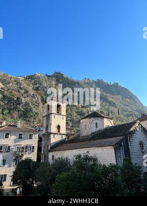 Die alte Kirche St. Mary mit einem Glockenturm am Fuße der Berge. Kotor, Montenegro Stockfoto