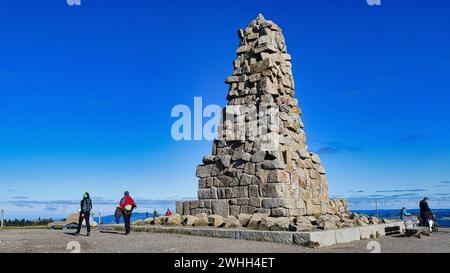 Wanderer vor dem Bismarckturm auf dem Feldberg Stockfoto