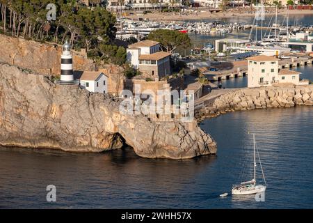 Schiff fährt in den Hafen von Soller ein Stockfoto