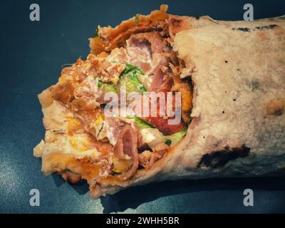 Ein Döner Yufka auf einem Teller Stockfoto