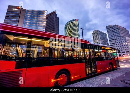 Nachtbus überquert den Potsdamer Platz Stockfoto