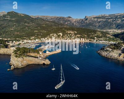 Schiff fährt in den Hafen von Soller ein Stockfoto