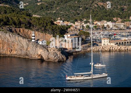 Schiff fährt in den Hafen von Soller ein Stockfoto