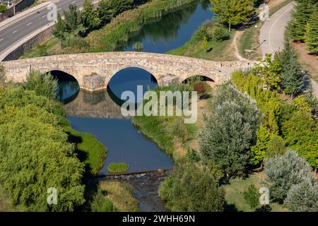 Puente romano Erlebe el rÃ­o Ucero y Torre del Agua Stockfoto