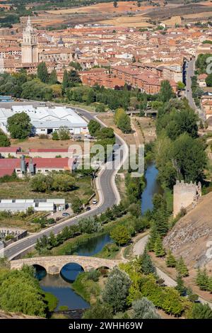 Puente romano Erlebe el rÃ­o Ucero y Torre del Agua Stockfoto