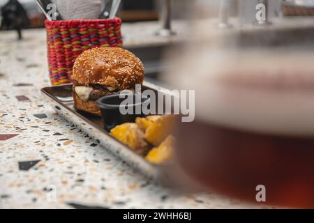 Köstliches Pub-Essen. Burger Und Gläser Bier Auf Holztellern Stockfoto