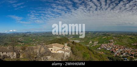 Blick von San Marino auf die umliegende Landschaft Stockfoto