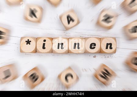 Stuttgart - 24. Januar 2024: Gendering mit Gendersternchen als Symbol für geschlechtergerechte Sprache auf Cubes Kommunikationskonzept in Stut Stockfoto