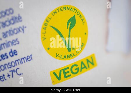 Das vegane Etikett auf einem Lebensmittel. Das V-Label ist ein international anerkanntes und geschütztes Warenzeichen für die Etikettierung von veganen und vegetarischen Produkten. Stockfoto