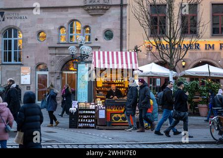 Touristen, die an einem Wintertag durch die Straßen Nürnbergs spazieren gehen Stockfoto