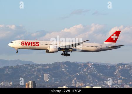 Los Angeles, USA - 2. November 2022: Ein Schweizer Boeing 777-300(er) mit der Bezeichnung HB-JNH am Flughafen Los Angeles (LAX) in den USA. Stockfoto