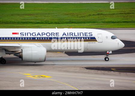 Changi, Singapur - 3. Februar 2023: Ein Flugzeug des Typs Airbus A350-900 der Singapore Airlines mit der Nummer 9V-SHN am Flughafen Changi (SIN) in Singapur. Stockfoto