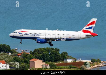 Split, Kroatien - 28. Mai 2023: Ein Flugzeug der Airbus A320 British Airways mit der Registrierung G-EUUI am Flughafen Split (SPU) in Kroatien. Stockfoto