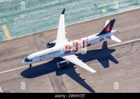 Los Angeles, USA – 4. November 2022: Ein Air Canada Airbus A220-300 mit C-GVDP und Turning Red Special Painting am Flughafen Los Angeles Stockfoto