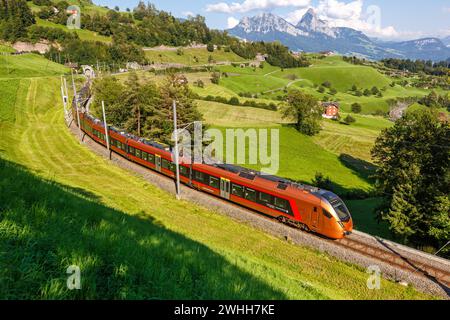 Arth, Schweiz - 11. August 2023: Eisenbahnzugtyp Stadler Flirt Der Südostbahn Am Großen Mythen In Den Alpen Stockfoto