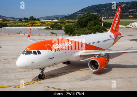 Split, Kroatien - 30. Mai 2023: Ein Airbus A320-Flugzeug des EasyJet mit der Registrierung OE-INI am Flughafen Split (SPU) in Kroatien. Stockfoto