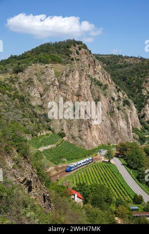 Traisen, Deutschland - 23. August 2023: Der Rotenfels mit einem Alstom Coradia LINT Regionalzug des vlexx Portraits in Traisen. Stockfoto