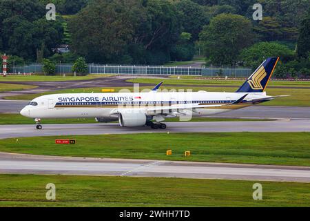 Changi, Singapur - 3. Februar 2023: Ein Flugzeug des Typs Airbus A350-900 der Singapore Airlines mit der Nummer 9V-SHG am Flughafen Changi (SIN) in Singapur. Stockfoto