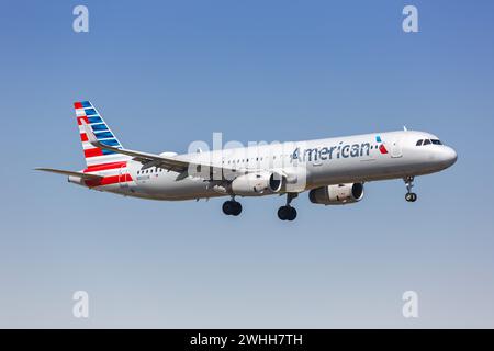 Dallas, USA – 5. Mai 2023: Ein Flugzeug der American Airlines Airbus A321 mit dem Nummernschild N900UW am Flughafen Dallas Fort Worth (DFW) in den USA. Stockfoto