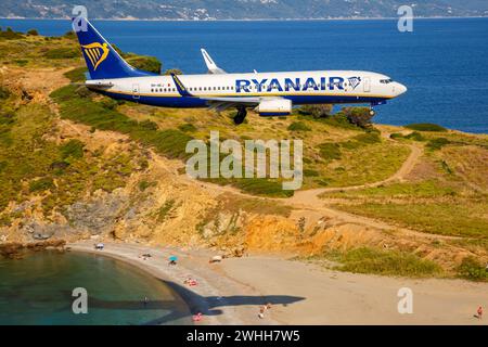 Skiathos, Griechenland - 28. Juni 2023: Eine Boeing 737-800 Ryanair mit der Flagge 9H-QEJ am Flughafen Skiathos (JSI) in Griechenland. Stockfoto