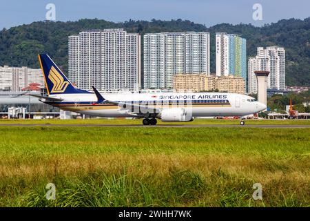 Penang, Malaysia - 8. Februar 2023: Ein Flugzeug der Singapore Airlines Boeing 737 MAX 8 mit dem Nummernschild 9V-MBE am Flughafen Penang (PEN) in Malaysia. Stockfoto