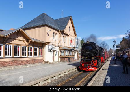 Drei Annen Hohne, Deutschland - 12. März 2022: Dampfzug Der Brockenbahn-Dampfbahn Im Bahnhof Drei Annen Hohne. Stockfoto