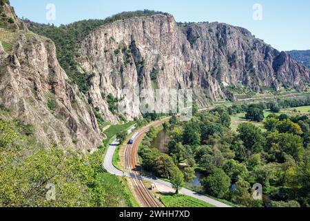 Traisen, Deutschland - 23. August 2023: Die Rotenfels mit einem Alstom Coradia LINT Regionalzug der vlexx in Traisen. Stockfoto