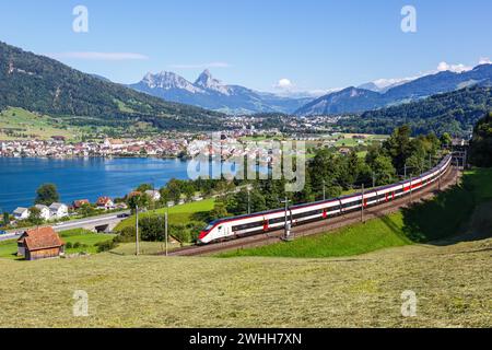 Arth, Schweiz - 10. August 2023: Eisenbahnpersonenzug des Typs Stadler Giruno der Schweizerischen Bundesbahnen SBB am Großen Mythos Stockfoto