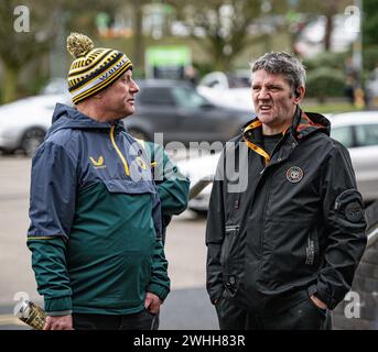 Februar 2024; Molineux Stadium, Wolverhampton, West Midlands, England; Premier League Football, Wolverhampton Wanderers gegen Brentford; Fans warten auf die Öffnung der Drehkreuze Stockfoto