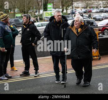 Februar 2024; Molineux Stadium, Wolverhampton, West Midlands, England; Premier League Football, Wolverhampton Wanderers gegen Brentford; Fans warten auf die Öffnung der Drehkreuze Stockfoto