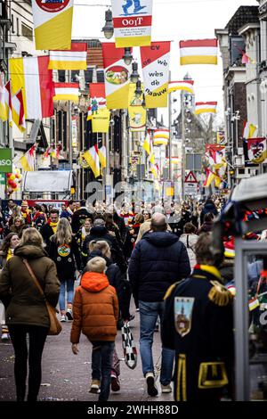 DEN BOSCH - Karnevalsfreunde im Zentrum von Oeteldonk, dem Namen, den die Stadt den Bosch während des Karnevals trägt. Unzählige Nachtschwärmer haben sich an den Feierlichkeiten beteiligt. ANP ROB ENGELAAR niederlande Out - belgien Out Credit: ANP/Alamy Live News Stockfoto