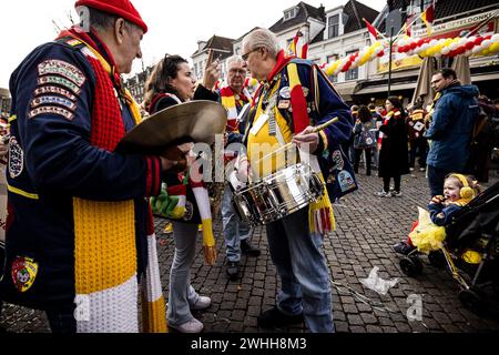 DEN BOSCH - Karnevalsfreunde im Zentrum von Oeteldonk, dem Namen, den die Stadt den Bosch während des Karnevals trägt. Unzählige Nachtschwärmer haben sich an den Feierlichkeiten beteiligt. ANP ROB ENGELAAR niederlande Out - belgien Out Credit: ANP/Alamy Live News Stockfoto