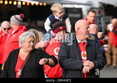 Walisische Fans kommen vor dem Guinness 6 Nations Match England gegen Wales 2024 im Twickenham Stadium, Twickenham, Großbritannien, 10. Februar 2024 (Foto: Craig Thomas/News Images) Stockfoto