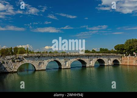 Alte römische Tiberius-Brücke in Rimini Stockfoto