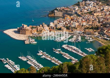 Der Hafen von Castellammare del Golfo vom Panoramapunkt aus gesehen. Stockfoto