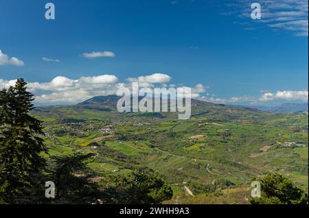 Blick von San Marino auf die umliegende Landschaft Stockfoto