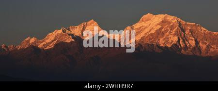 Manaslu Mange bei Sonnenuntergang. Blick von Ghale Gaun, Annapurna Conservation Area, Nepal. Stockfoto