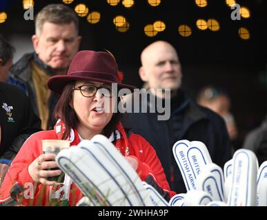 10. Februar 2024; Twickenham Stadium, London, England: Six Nations International Rugby England gegen Wales; ein walisischer Fan genießt die Unterhaltung vor dem Spiel Credit: Action Plus Sports Images/Alamy Live News Stockfoto