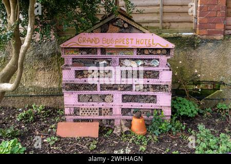 Großes Insektenhotel, Insektenschutzhaus, in Sidmouth, Devon. Das Grand Bugmost Hotel. Winterunterkunft für Insekten. Stockfoto