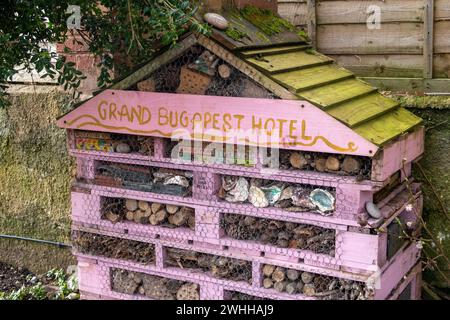 Großes Insektenhotel, Insektenschutzhaus, in Sidmouth, Devon. Das Grand Bugmost Hotel. Winterunterkunft für Insekten. Stockfoto