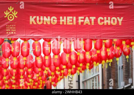 London, Großbritannien. Februar 2024. Gerrard Street ist voller Besucher. Ein Löwentanz ist Teil der chinesischen Neujahrsfeier in Chinatown und Soho in London. Die Feierlichkeiten werden am Samstag und Sonntag mit traditionellen Aufführungen, einer Parade (Sonntag) und farbenfrohen Dekorationen fortgesetzt. 2024 ist das Jahr des Drachen im chinesischen Kalender. Quelle: Imageplotter/Alamy Live News Stockfoto