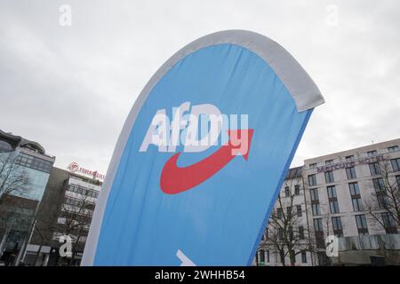 Berlin, Deutschland. Februar 2024. In Berlin, am Wittenbergplatz, erreichte die politische Leidenschaft am 10. Februar 2024 ihren Höhepunkt, als sich Mitglieder und Politiker der AfD zu einer entscheidenden Wahlvorwahl versammelten. Die Veranstaltung unterstrich die tiefe Spaltung innerhalb der deutschen Gesellschaft, da Gegenproteste auf der anderen Seite ausbrachen und eine starke Opposition gegen die Kampagne der AfD signalisierten. Die Kundgebung der AfD verdeutlichte ihre kontroverse Haltung zu Einwanderung und nationaler Identität. Hochkarätige AfD-Persönlichkeiten, darunter die stellvertretende Leiterin Beatrix von Storch, die Berliner AfD-Vorsitzende Kristin Brinker und der Bundestag Stockfoto