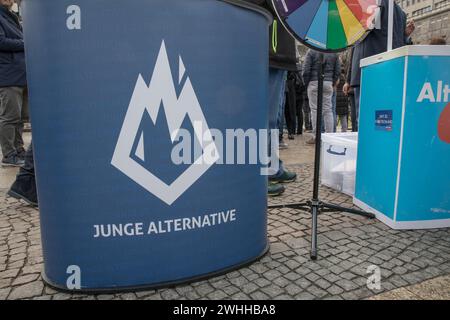 Berlin, Deutschland. Februar 2024. In Berlin, am Wittenbergplatz, erreichte die politische Leidenschaft am 10. Februar 2024 ihren Höhepunkt, als sich Mitglieder und Politiker der AfD zu einer entscheidenden Wahlvorwahl versammelten. Die Veranstaltung unterstrich die tiefe Spaltung innerhalb der deutschen Gesellschaft, da Gegenproteste auf der anderen Seite ausbrachen und eine starke Opposition gegen die Kampagne der AfD signalisierten. Die Kundgebung der AfD verdeutlichte ihre kontroverse Haltung zu Einwanderung und nationaler Identität. Hochkarätige AfD-Persönlichkeiten, darunter die stellvertretende Leiterin Beatrix von Storch, die Berliner AfD-Vorsitzende Kristin Brinker und der Bundestag Stockfoto