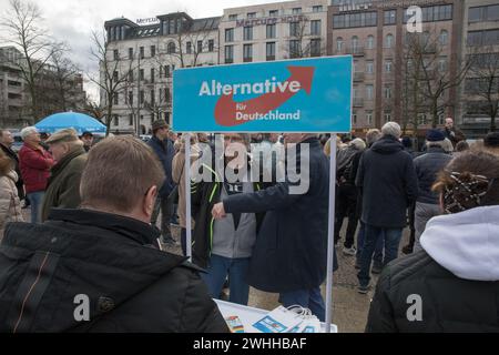 Berlin, Deutschland. Februar 2024. In Berlin, am Wittenbergplatz, erreichte die politische Leidenschaft am 10. Februar 2024 ihren Höhepunkt, als sich Mitglieder und Politiker der AfD zu einer entscheidenden Wahlvorwahl versammelten. Die Veranstaltung unterstrich die tiefe Spaltung innerhalb der deutschen Gesellschaft, da Gegenproteste auf der anderen Seite ausbrachen und eine starke Opposition gegen die Kampagne der AfD signalisierten. Die Kundgebung der AfD verdeutlichte ihre kontroverse Haltung zu Einwanderung und nationaler Identität. Hochkarätige AfD-Persönlichkeiten, darunter die stellvertretende Leiterin Beatrix von Storch, die Berliner AfD-Vorsitzende Kristin Brinker und der Bundestag Stockfoto