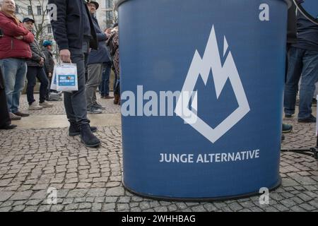 Berlin, Deutschland. Februar 2024. In Berlin, am Wittenbergplatz, erreichte die politische Leidenschaft am 10. Februar 2024 ihren Höhepunkt, als sich Mitglieder und Politiker der AfD zu einer entscheidenden Wahlvorwahl versammelten. Die Veranstaltung unterstrich die tiefe Spaltung innerhalb der deutschen Gesellschaft, da Gegenproteste auf der anderen Seite ausbrachen und eine starke Opposition gegen die Kampagne der AfD signalisierten. Die Kundgebung der AfD verdeutlichte ihre kontroverse Haltung zu Einwanderung und nationaler Identität. Hochkarätige AfD-Persönlichkeiten, darunter die stellvertretende Leiterin Beatrix von Storch, die Berliner AfD-Vorsitzende Kristin Brinker und der Bundestag Stockfoto