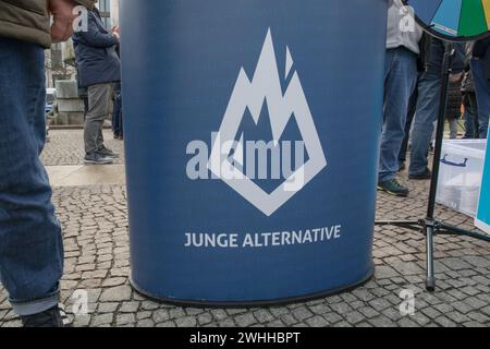 Berlin, Deutschland. Februar 2024. In Berlin, am Wittenbergplatz, erreichte die politische Leidenschaft am 10. Februar 2024 ihren Höhepunkt, als sich Mitglieder und Politiker der AfD zu einer entscheidenden Wahlvorwahl versammelten. Die Veranstaltung unterstrich die tiefe Spaltung innerhalb der deutschen Gesellschaft, da Gegenproteste auf der anderen Seite ausbrachen und eine starke Opposition gegen die Kampagne der AfD signalisierten. Die Kundgebung der AfD verdeutlichte ihre kontroverse Haltung zu Einwanderung und nationaler Identität. Hochkarätige AfD-Persönlichkeiten, darunter die stellvertretende Leiterin Beatrix von Storch, die Berliner AfD-Vorsitzende Kristin Brinker und der Bundestag Stockfoto