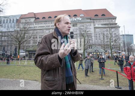 Berlin, Deutschland. Februar 2024. In Berlin, am Wittenbergplatz, erreichte die politische Leidenschaft am 10. Februar 2024 ihren Höhepunkt, als sich Mitglieder und Politiker der AfD zu einer entscheidenden Wahlvorwahl versammelten. Die Veranstaltung unterstrich die tiefe Spaltung innerhalb der deutschen Gesellschaft, da Gegenproteste auf der anderen Seite ausbrachen und eine starke Opposition gegen die Kampagne der AfD signalisierten. Die Kundgebung der AfD verdeutlichte ihre kontroverse Haltung zu Einwanderung und nationaler Identität. Hochkarätige AfD-Persönlichkeiten, darunter die stellvertretende Leiterin Beatrix von Storch, die Berliner AfD-Vorsitzende Kristin Brinker und der Bundestag Stockfoto